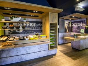 panadería con barra con pan y bollería en ibis budget Antibes Sophia Antipolis, en Vallauris