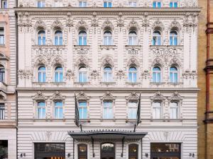 un gran edificio blanco con muchas ventanas en Nemzeti Hotel Budapest - MGallery Collection, en Budapest