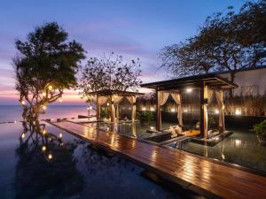 una villa con piscina por la noche en V Villas Hua Hin - MGallery Collection, en Hua Hin 105 fotos más