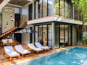 una casa con piscina y escalera en V Villas Hua Hin - MGallery Collection, en Hua Hin