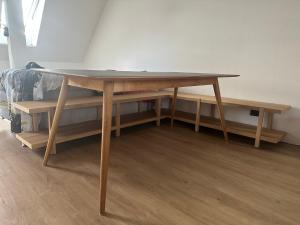 a wooden table sitting in the middle of a room at Wohnen im alten Standesamt High 5 in Pasewalk