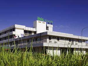 un bâtiment avec une enseigne au sommet dans l'établissement ibis Styles Mt Isa Verona, à Mount Isa