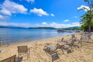grupa krzeseł i stołów na plaży w obiekcie Misty Harbor Resort - Unit 219 w mieście Dockham Shore