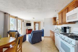a kitchen and dining room with a table and chairs at Bayside Sunshine in Freedom