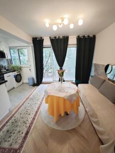 un salon avec une table et un canapé dans l'établissement 2 min From Arc de Triomphe Elegant Apartment for 4, à Paris