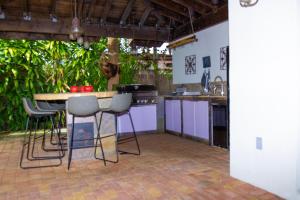 マイアミにあるDreampoolhousemiamiのカウンターとトマトが置かれたテーブルのあるキッチン