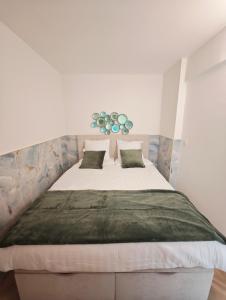 une chambre avec un grand lit avec une tête de lit dans l'établissement 2 min From Arc de Triomphe Elegant Apartment for 4, à Paris
