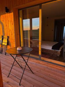 a room with a table and a bedroom with a bed at Villa K in Oberlauterbach