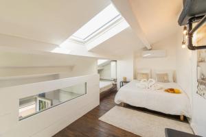 Un dormitorio con una cama y una claraboya. en T2 MODERNE VUE MER LES SABLETTES CLIM- WiFi- PARKING, en La Seyne-sur-Mer