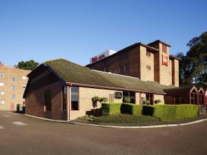 a building on the side of a street at Ibis London Luton Airport in Luton