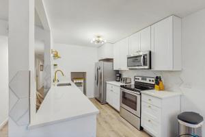 Kuchyň nebo kuchyňský kout v ubytování Ketch Court 821