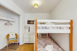 Postel nebo postele na pokoji v ubytování Ketch Court 821