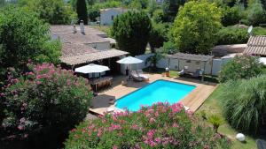 une vue aérienne d'une piscine dans une cour arrière dans l'établissement La Belle Rivière, à Salernes 19 autres photos