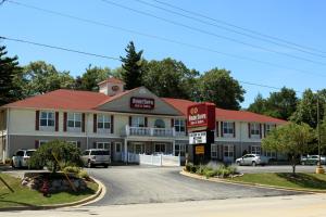 シェアアービルにあるHometown Inn & Suitesの駐車場にガソリンスタンドがあるホテル