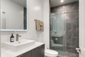 Un baño con lavabo, inodoro y ducha. en Quiet and Residential Apt, 7 Mi to National Mall!, en Washington 16 fotos más