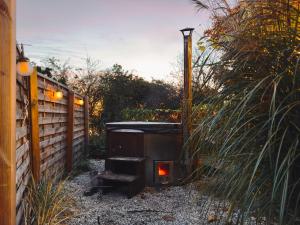 Κήπος έξω από το Romantic Cottage - Private Hot Tub - Sauna - Beach access
