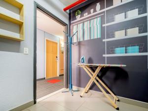 Una habitación con una mesa y una pared con platos. en ibis Piracicaba, en Piracicaba