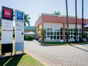 un edificio con un cartel delante en ibis Piracicaba, en Piracicaba