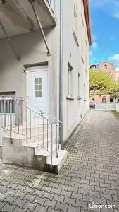 una escalera que conduce a un edificio con puerta en K'Blies57, en Sarreguemines
