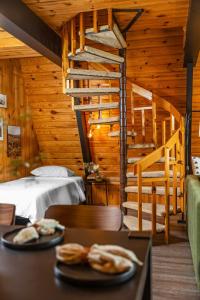 Habitación con cama y escalera de caracol. en Aframe on Bass Lake, en Grand Rapids 36 fotos más