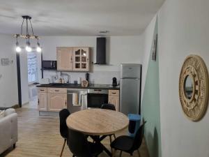Una cocina con una mesa y sillas en una habitación. en K'Blies57, en Sarreguemines