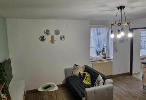 Una sala de estar con un sofá y una cocina. en K'Blies57, en Sarreguemines