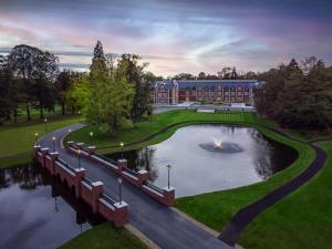 een groot gebouw met een vijver ervoor bij Fairmont Windsor Park in Windsor