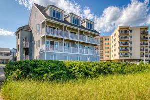un gran edificio de apartamentos con balcones en una calle en Beachfront Memories, en Old Orchard Beach