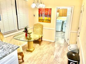 Χώρος καθιστικού στο Rooms By Month Sandy Springs +76 φωτογραφίες