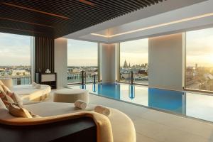 ミュンヘンにあるKoenigshof, a Luxury Collection Hotel, Munichのプールを望むリビングルーム