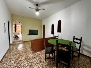 Una sala de estar con una mesa verde y un sofá. en Refugio das Estações Iguaba Grande, en Iguaba Grande