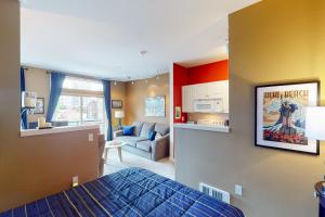 Una habitación de hotel con una cama y una sala de estar. en Seattle Sojourn, en Seattle 16 fotos más