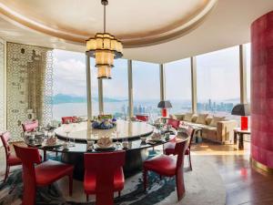 Posezení v ubytování Raffles Shenzhen, Situated in the heart of One Shenzhen Bay, Book Now to Enjoy Free Minibar and Happy Hour Privileges at Long Bar on 71F