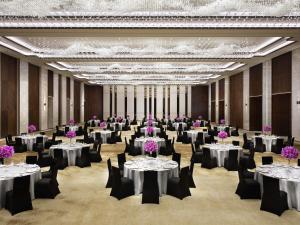 Restaurace v ubytování Raffles Shenzhen, Situated in the heart of One Shenzhen Bay, Book Now to Enjoy Free Minibar and Happy Hour Privileges at Long Bar on 71F + 163 fotografií