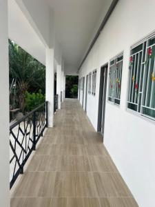 pasillo de un edificio con paredes blancas y suelo de madera en Diva house, en Chiang Mai