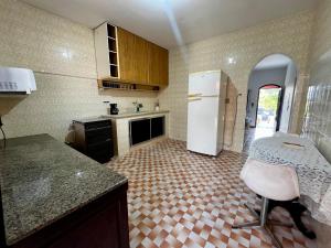 una cocina con refrigerador y encimera en Refugio das Estações Iguaba Grande, en Iguaba Grande 13 fotos más