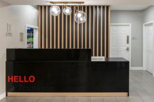una tienda con un mostrador negro y dos luces en TownePlace Suites by Marriott Texarkana, en Texarkana 13 fotos más