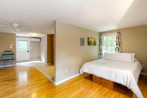 Un dormitorio con una cama y suelo de madera. en Evergreen Terrace, en Moody