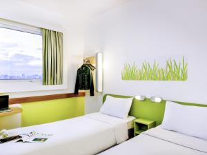 a hotel room with two beds and a window at ibis budget Porto Alegre - Super Econômico in Porto Alegre +74 photos