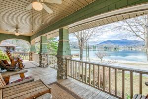A Beautiful View في Lake Junaluska: شرفة داخلية مطلة على البحيرة