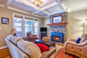 A Beautiful View في Lake Junaluska: غرفة معيشة مع كنبتين ومدفأة