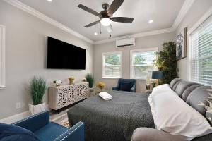 Televiisor ja/või meelelahutuskeskus majutusasutuses Walk to UC Davis Medical Center! Duplex with Patio