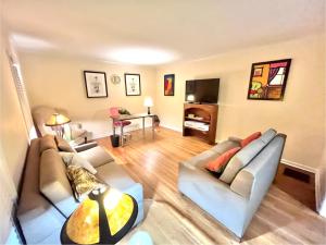 Χώρος καθιστικού στο Rooms By Month Sandy Springs