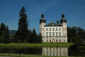 duży biały zamek z czarnymi kopułami na górze w obiekcie Bella Vista w Vrchlabi