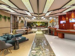 Un vestíbulo de un hotel con sofás y mesas. en Mercure Trabzon Hotel, en Trabzon