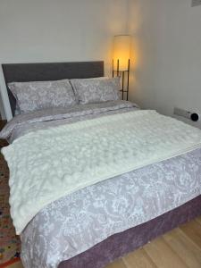 Postel nebo postele na pokoji v ubytování Bee Hive Studio Flat