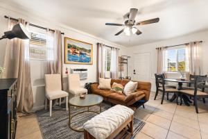 ein Wohnzimmer mit Sofa und Tisch in der Unterkunft Echo Park Spacious Two-Bedroom Apartment with Private Yard and Parking in Los Angeles