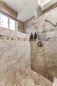 ein Badezimmer mit Dusche mit Glastür in der Unterkunft Echo Park Spacious Two-Bedroom Apartment with Private Yard and Parking in Los Angeles + 15 Fotos