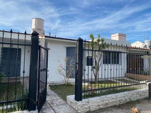 ein schwarzer schmiedeeiserner Zaun vor einem Haus in der Unterkunft El Descanso Placentero in Cordoba