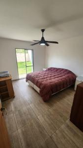ein Schlafzimmer mit einem Bett und einem Deckenventilator in der Unterkunft El Descanso Placentero in Cordoba